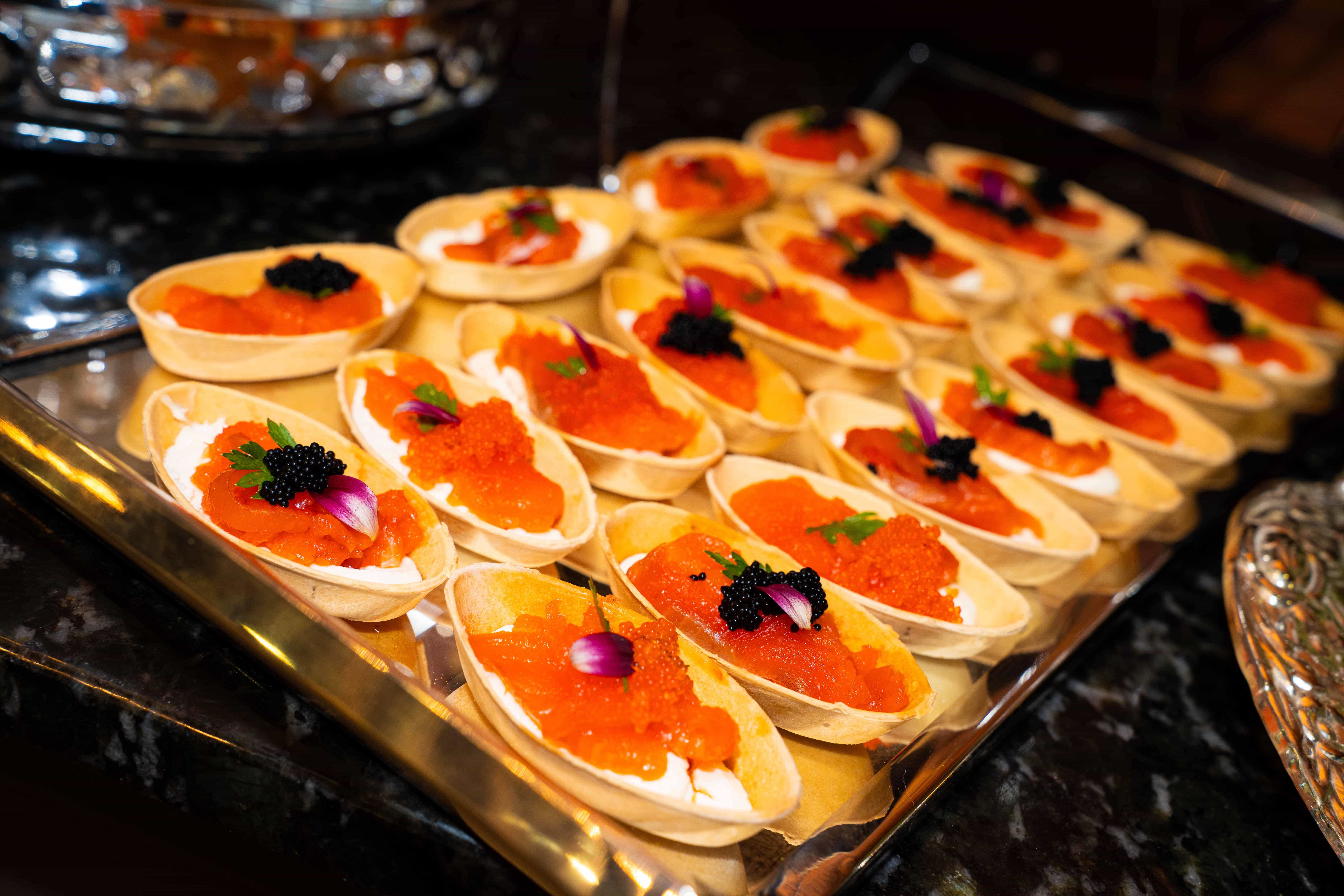 Mesa com pratos e bebidas